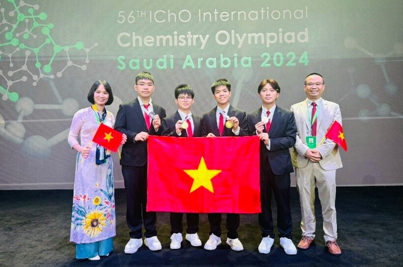 Em Giáp Vũ Sơn Hà (thứ 3 từ trái qua) giành huy chương Vàng tại Olympic Hóa học quốc tế 2024. Ảnh: báo Dân trí.