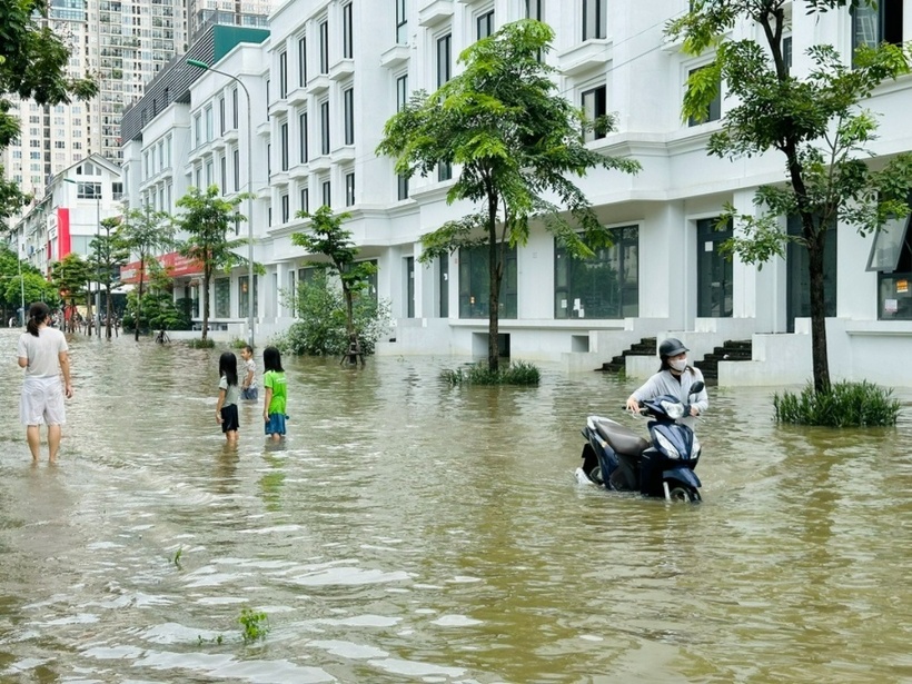 Nhiều căn biệt thự, liền kề thuộc khu A, B và C ở dự án Geleximco ngập sâu trong nước. Ảnh: Dân Trí