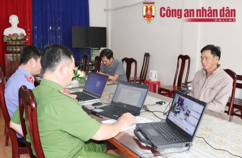 Nghi phạm Huỳnh Văn Lệ tại cơ quan công an. Ảnh: Công an Nhân dân