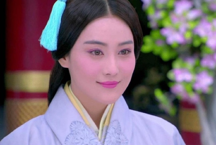Kiểu tóc quê mùa, màu son và mắt tông hồng tím nổi bần bật khiến Trương Hinh Dư trông như một bà cô sến súa, quê mùa, trong Ban Thục Truyền Kỳ.