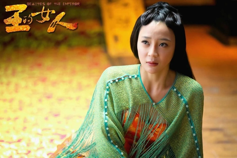 Trong Nữ Nhân Của Vua, Viên San San được thiết kế cho loạt tạo hình vừa lòe loẹt vừa khó hiểu.