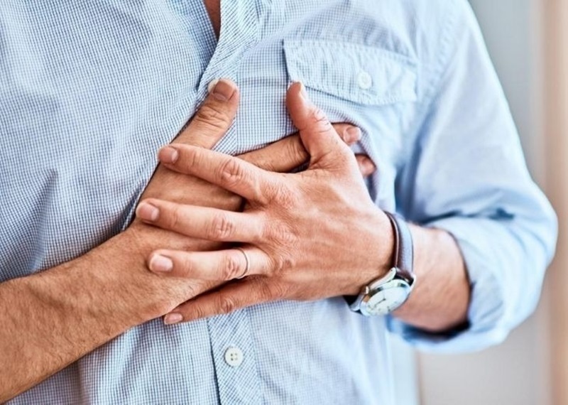 Nếu bạn thường xuyên thấy phù nề vào buổi sáng, tức ngực và đau nhức trong một khoảng thời gian thì rất có thể chức năng thận đã bị suy giảm.