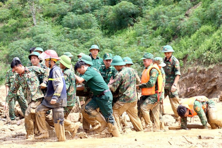 Lực lượng chức năng tỉnh Điện Biên đưa người dân ra khỏi vùng lũ. (Ảnh: Phạm Trung)