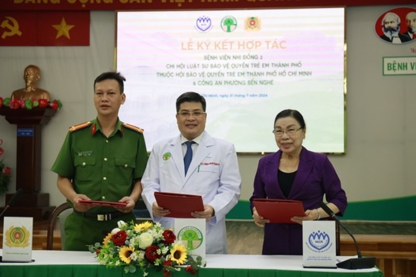 Lễ ký kết hợp tác bảo vệ và chăm sóc trẻ em bị bạo hành, xâm hại tình dục và các hành vi khác của Bệnh viện Nhi đồng 2, Công an phường Bến Nghé và Chi hội Luật sư Hội Bảo vệ quyền trẻ em TP.HCM. Ảnh: Sức khoẻ & Đời sống