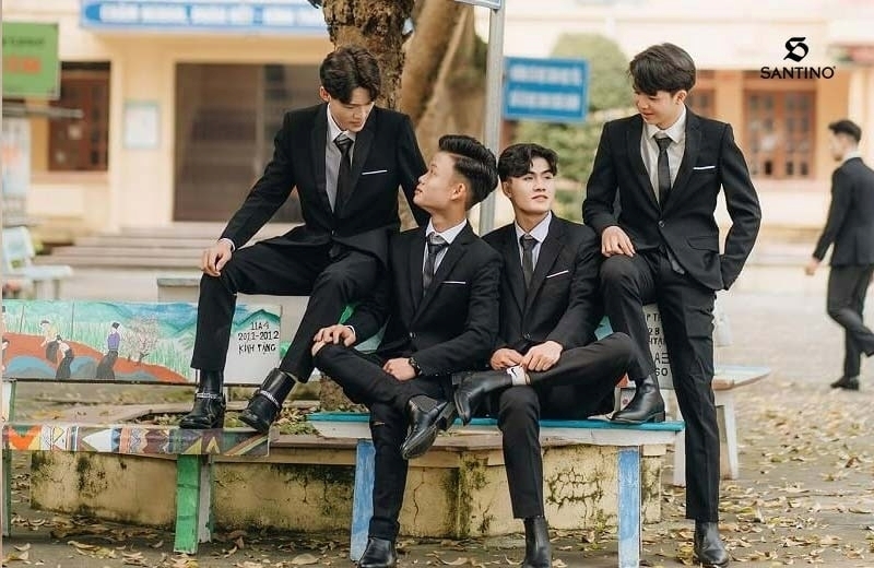 Vest kết hợp với sơ mi trắng và cà vạt sẽ tạo nên vẻ ngoài lịch lãm, sang trọng. Ảnh: Santino