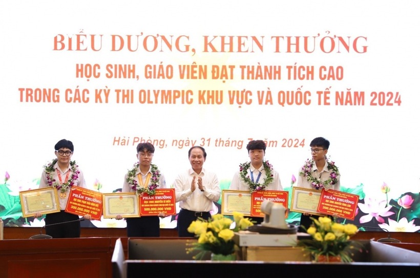 4 học sinh đều đoạt giải trong các kỳ thi Olympic khu vực và quốc tế. Ảnh: VOV.