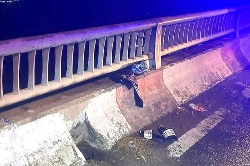 Hiện trường nam thanh niên 21 tuổi bỏ lại đôi dép, nhảy cầu mất tích. Ảnh: Báo Long An