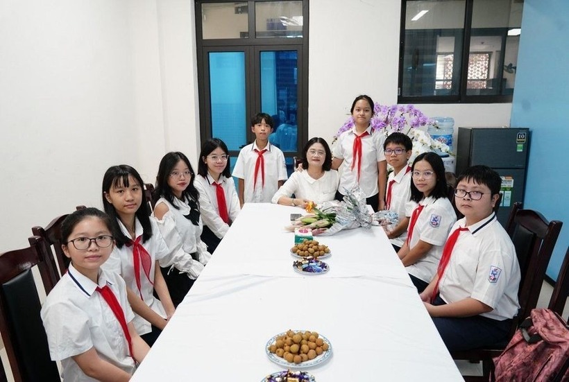 Cô Tô Thị Hải Yến và học trò. Ảnh: Giáo dục & Thời đại