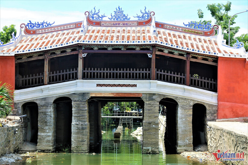 Những chiếc đĩa trên mái Chùa Cầu vẫn còn giữ nguyên vẹn trước và sau trùng tu. Ảnh: Vietnamnet