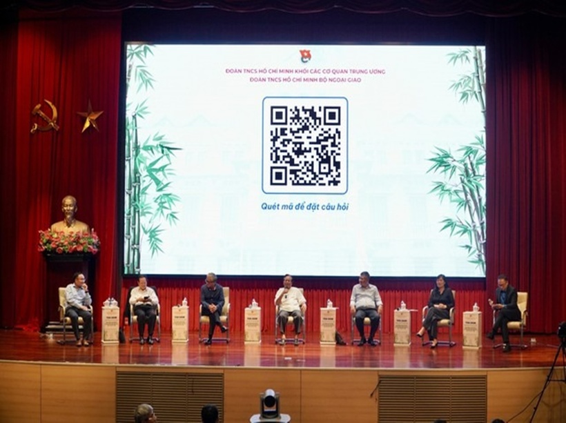 Diễn giả tại tọa đàm là các đại sứ, nguyên lãnh đạo Bộ Ngoại giao và lãnh đạo các đơn vị trong Bộ Ngoại giao.