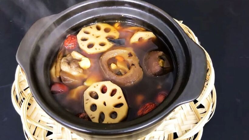 Thêm một ít thảo mộc như lá nguyệt quế, cỏ xạ hương, hoặc hương thảo sẽ làm cho nước hầm có hương vị phong phú và phức tạp hơn. Những loại thảo mộc này có thể giúp cân bằng hương vị và tạo nên một nồi nước hầm thơm ngon và bổ dưỡng.