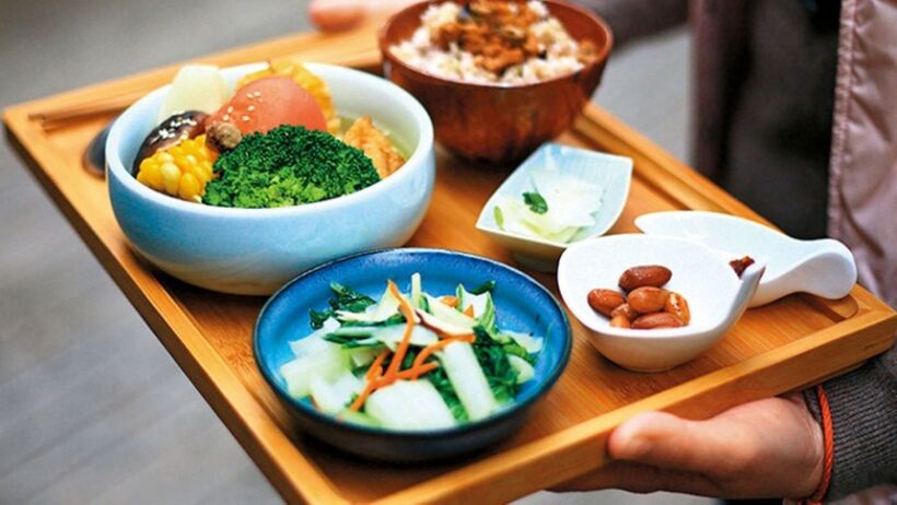 Tiêu là gia vị mang lại vị cay nhẹ và hương thơm đặc trưng. Thêm một ít tiêu đen hoặc tiêu trắng xay nhuyễn vào nồi hầm sẽ giúp tăng cường hương vị và kích thích vị giác.