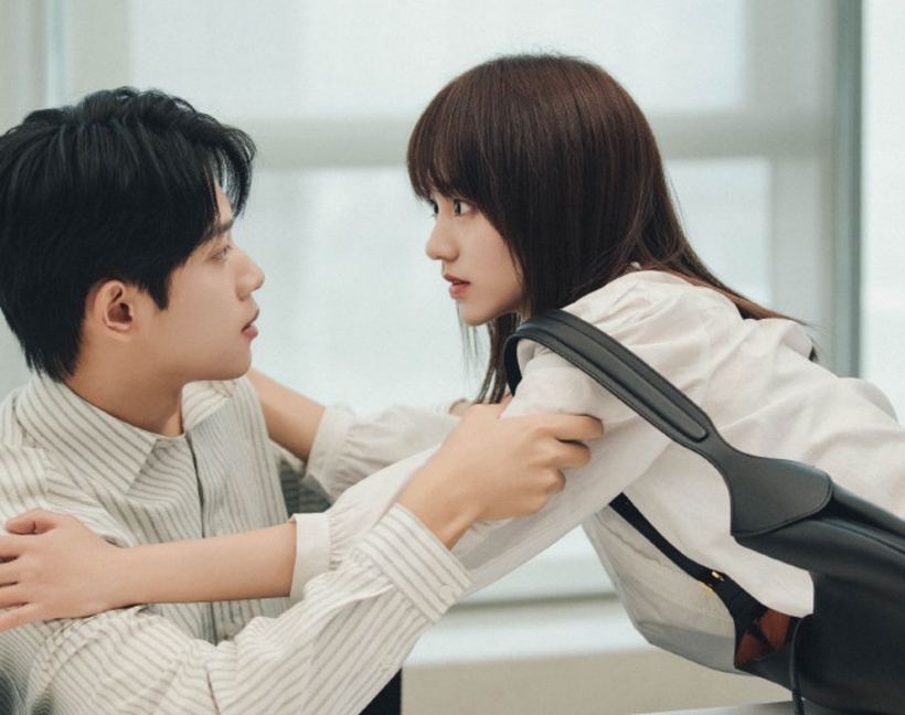 Hứa Mộ (Trương Quýnh Mẫn) không biết Tạ Thời (Khương Chi Nam) đã thích cô từ hồi còn đi học. Ảnh: Weibo