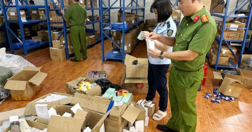 Tổ công tác kiểm tra kho hàng.
