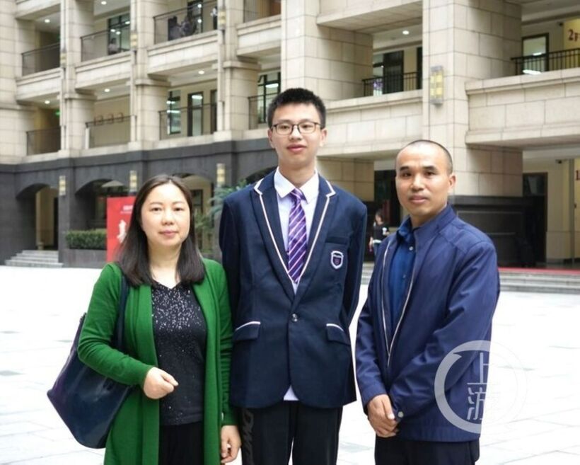 Li Jinmin chụp hình cùng bố mẹ. Ảnh: CBCQ.