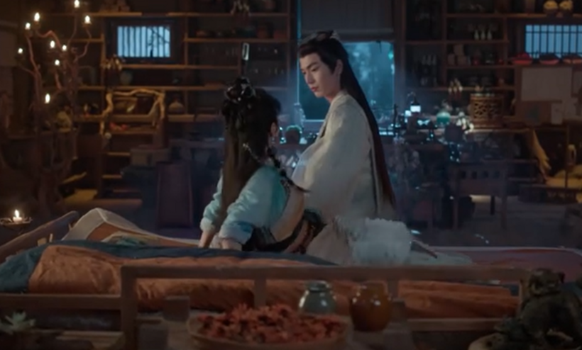 Kê Dương đột nhiên ngồi xuống bên cạnh, khiến Nam Nhan giật mình.