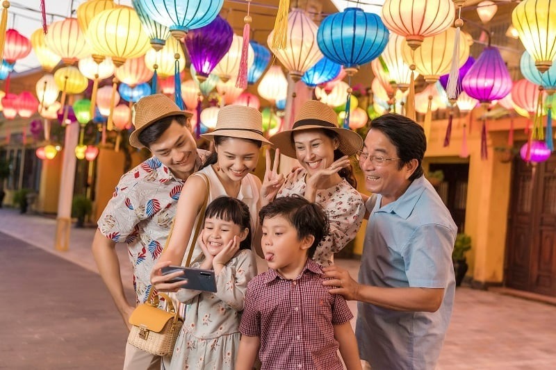 Áo thun mix cùng sơ mi và quần họa tiết là lựa chọn hoàn hảo cho những chuyến du lịch