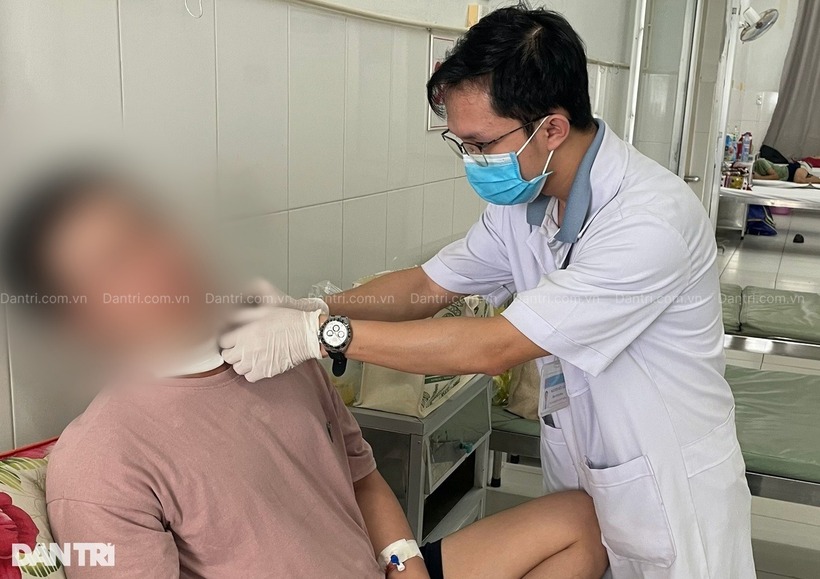 Nạn nhân được bác sĩ Nguyễn Hữu Tài - Trung tâm y tế TP Phú Quốc thăm khám và điều trị. Ảnh: Dân Trí