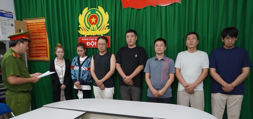 Nhóm đối tượng bị bắt giữ. Ảnh: Thanh Niên