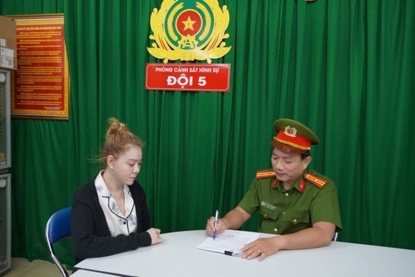 Công an lấy lời khai của những đối tượng liên quan. Ảnh: Thanh Niên