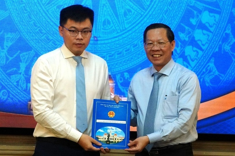 TS Trương Minh Huy Vũ nhận quyết định làm Viện trưởng Viện Nghiên cứu phát triển TP.HCM. (Ảnh: Dân trí)