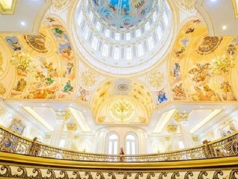 Mang đậm kiến trúc châu Âu, toàn bộ các họa tiết trên trần nhà liên quan đến tôn giáo, tâm linh đều được nghệ nhân vẽ bằng tay với những gam màu ấm nóng. Trần nhà không dùng thạch cao mà được thay thế bằng nhựa picomat để chống lại khí hậu nồm, nóng ẩm.