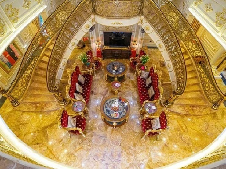 Bên trong công trình sở hữu nhiều cửa kính thiết kế mái vòm. Trần nhà nổi bật với nhiều họa tiết mạ vàng.