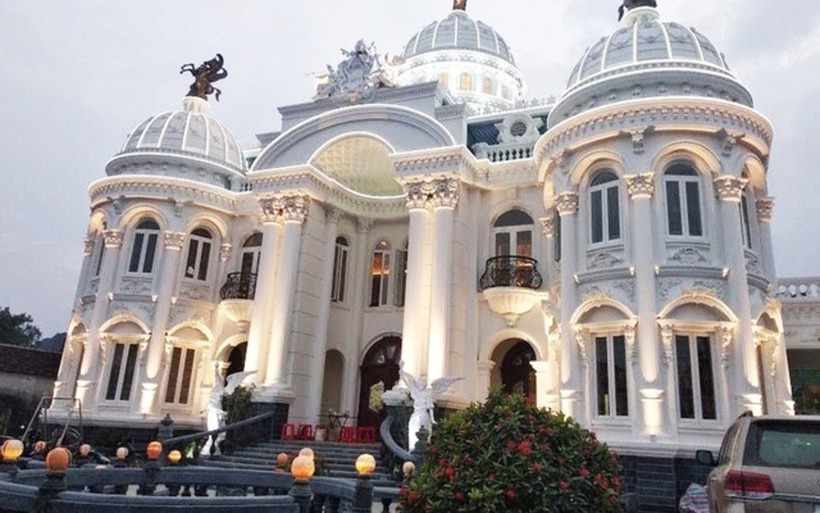 Biệt thự nổi tiếng này có tên "Dinh thự Xuân Trường" nằm ở huyện Yên Định, tỉnh Thanh Hóa. Tòa nhà được hoàn thành năm 2018 với số tiền đầu tư lên đến hơn 100 tỷ đồng.