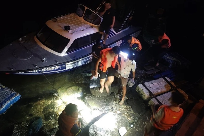 Nam thanh niên được lực lượng chức năng cứu hộ đưa lên bờ an toàn. (Ảnh: PLO)