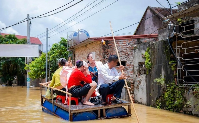 Gia đình hai họ di chuyển bằng phương tiện tự chế. Ảnh: Phụ Nữ Việt Nam