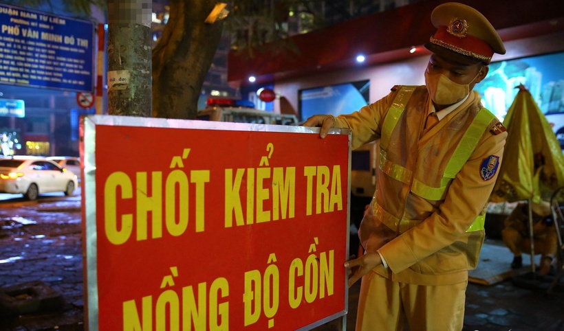 Bộ Công an đề xuất hạ mức phạt tiền vi phạm nồng độ cồn chưa vượt quá 0,25 miligam/1 lít khí thở. (Ảnh minh họa: VietnamNet)