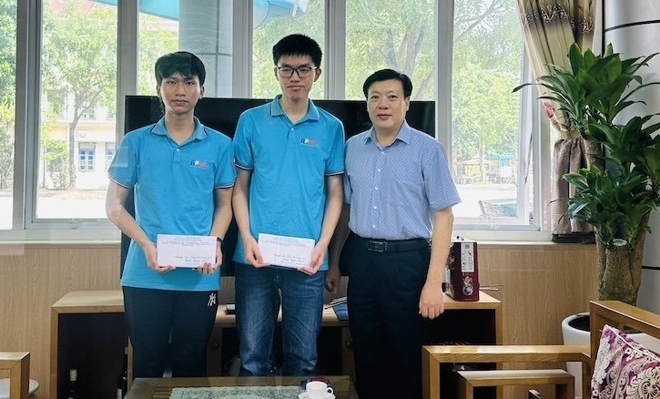 Hùng và người bạn tên Thân Thế Công đem về hai tấm huy chương vàng cho Việt Nam tại đấu trường quốc tế. Ảnh: Vietnamnet.