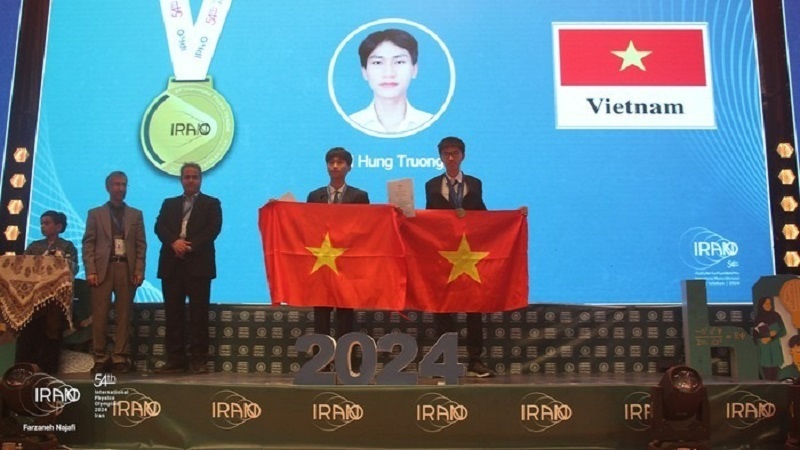 Trương Phi Hùng (bên trái) và Thân Thế Công (bên phải) giành vàng tại Olympic Vật lý quốc tế (IPhO) năm 2024. Ảnh: Tạp chí Giáo dục Việt Nam.