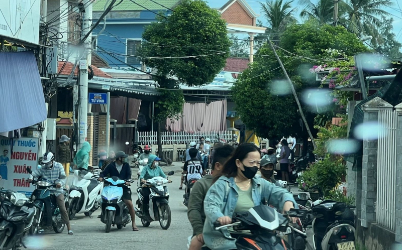 Khu vực nhà ông Th. - nơi xảy ra vụ vợ tử vong, chồng bị thương nghi dùng xăng tự thiêu. (Ảnh: Người lao động)