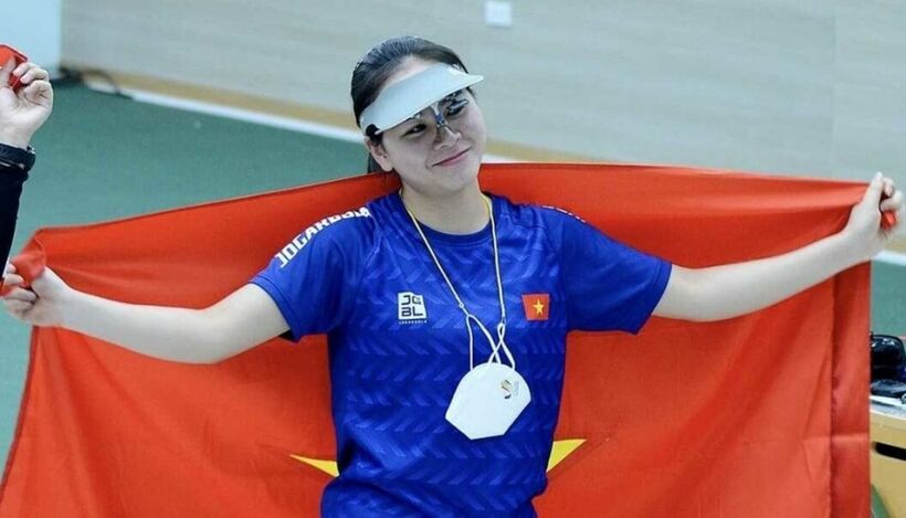Người hâm mộ hy vọng vào nữ xạ thủ Trịnh Thu Vinh ở nội dung 25m súng ngắn hơi nữ diễn ra chiều nay, 2/8