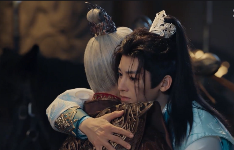 Bách Lý Đông Quân buồn bã ôm lấy ông nội.