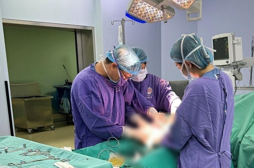 Bác sĩ tiến hành phẫu thuật cho bệnh nhân. Ảnh: Giáo Dục và Thời Đại