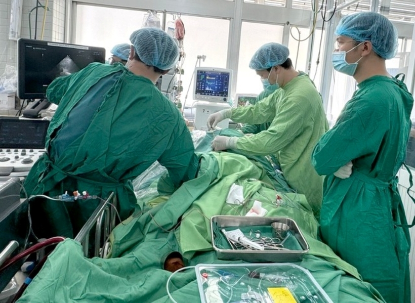 Thai phụ nhập viện cấp cứu trong tình trạng nguy kịch, huyết áp không đo được, tri giác li bì, nẹp cố định cẳng bàn chân phải. Ảnh: Người Lao Động