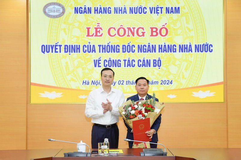 Phó Thống đốc Phạm Quang Dũng trao quyết định bổ nhiệm cho ông Lại Hữu Phước (đứng bên phải). Ảnh: SBV.