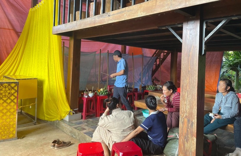 Thi thể vợ chồng, con trai tử vong sau tai nạn giao thông được đưa về nhà để lo hậu sự. Ảnh: Báo Giao thông