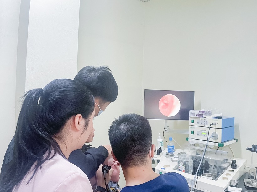 Bé được thực hiện nội soi tai mũi họng. Ảnh: BVCC.