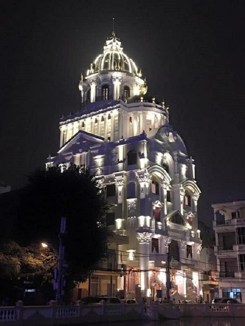Căn biệt thự về đêm.