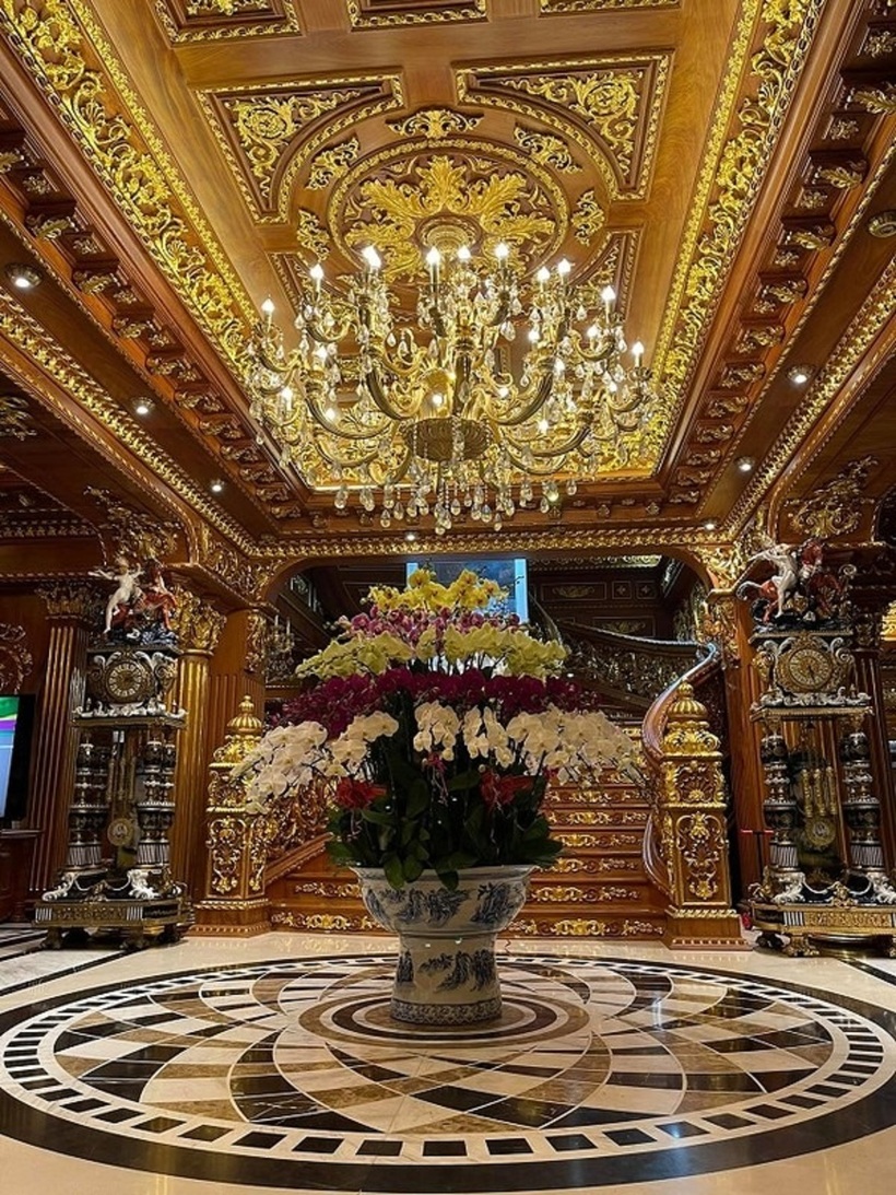 Để có không gian thoáng đẹp cho tòa lâu đài của mình, ông T. đã bỏ ra rất nhiều tiền để mua toàn bộ đất của 5 căn hộ xung quanh ngôi nhà cũ. Chủ nhân tòa nhà không tiết lộ tổng chi phí của công trình kỳ công này nhưng theo một số người dân xung quanh, đến lúc hoàn thiện ngôi biệt thự phải có giá đến 300 tỉ đồng.
