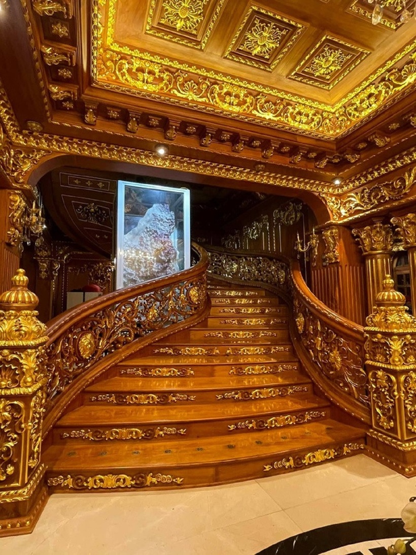 Mỗi bậc cầu thang gỗ dạng xoắn cũng được dát vàng cầu kì.