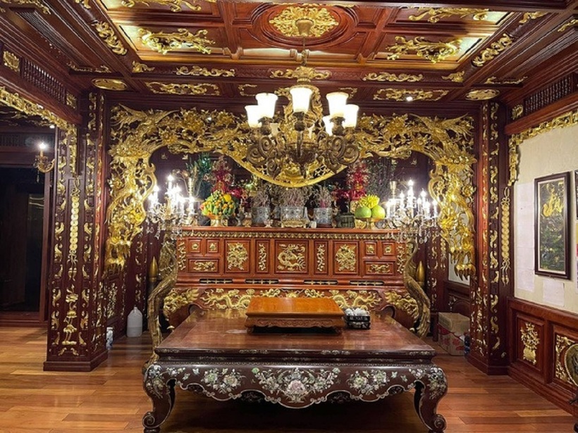 Riêng phòng thờ có nhiều nội thất mạ vàng, khảm trai, là khu vực được chú trọng nhất.