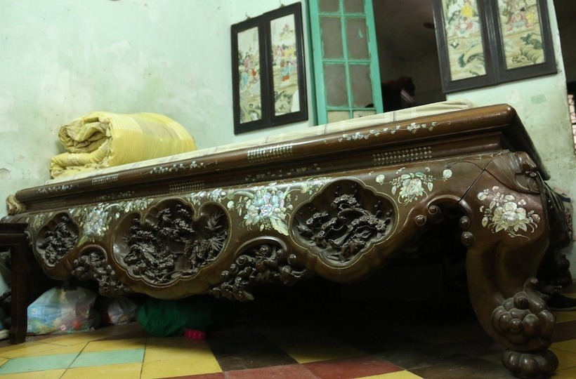 Sập gụ bằng loại gỗ đắt đỏ, điêu khắc tinh xảo.