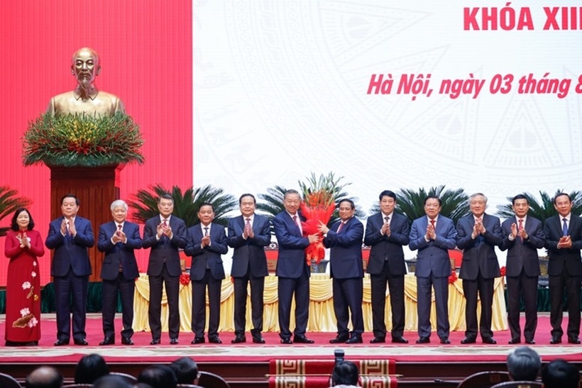 Thủ tướng Phạm Minh Chính thay mặt các đồng chí lãnh đạo chủ chốt, lãnh đạo cấp cao của Đảng, Nhà nước tặng hoa chúc mừng đồng chí Tô Lâm được bầu giữ chức Tổng Bí thư Ban Chấp hành Trung ương Đảng - Ảnh: VGP/Nhật Bắc