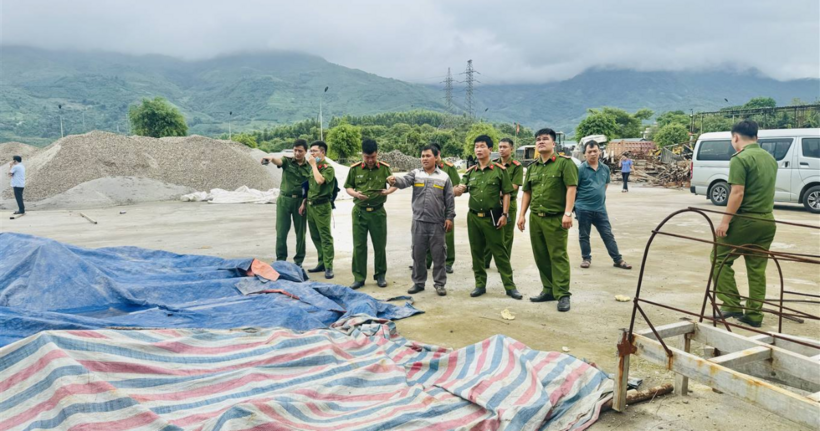 Lực lượng chức năng tỉnh Lào Cai có mặt tại hiện trường để điều tra nguyên nhân. (Ảnh: Thanh Tuấn).