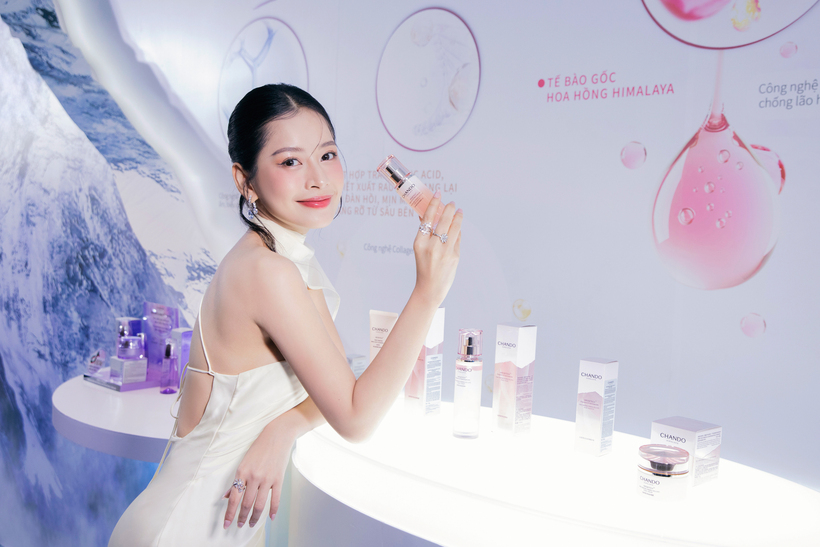 Nhan sắc của Chi Pu nhận được nhiều lời khen từ nhãn hàng.