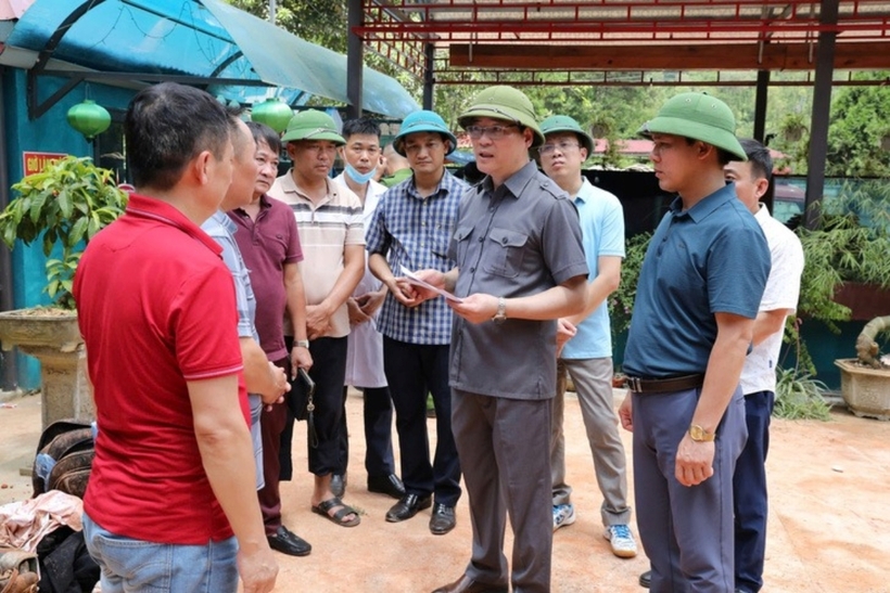 Ông Dương Xuân Huyên - Phó chủ tịch thường trực UBND tỉnh Lạng Sơn (giữa) trực tiếp đến hiện trường thăm hỏi, động viên gia đình có người thiệt mạng. Ảnh: Tuổi Trẻ Online